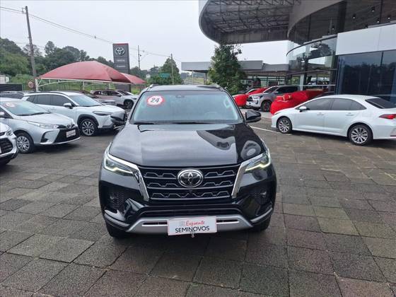 TOYOTA HILUX SW4 2.8 D-4D TURBO DIESEL SRX 7L 4X4 AUTOMÁTICO TOYOTA HILUX SW4 2.8 D-4D TURBO DIESEL SRX 7L 4X4 AUTOMÁTICO